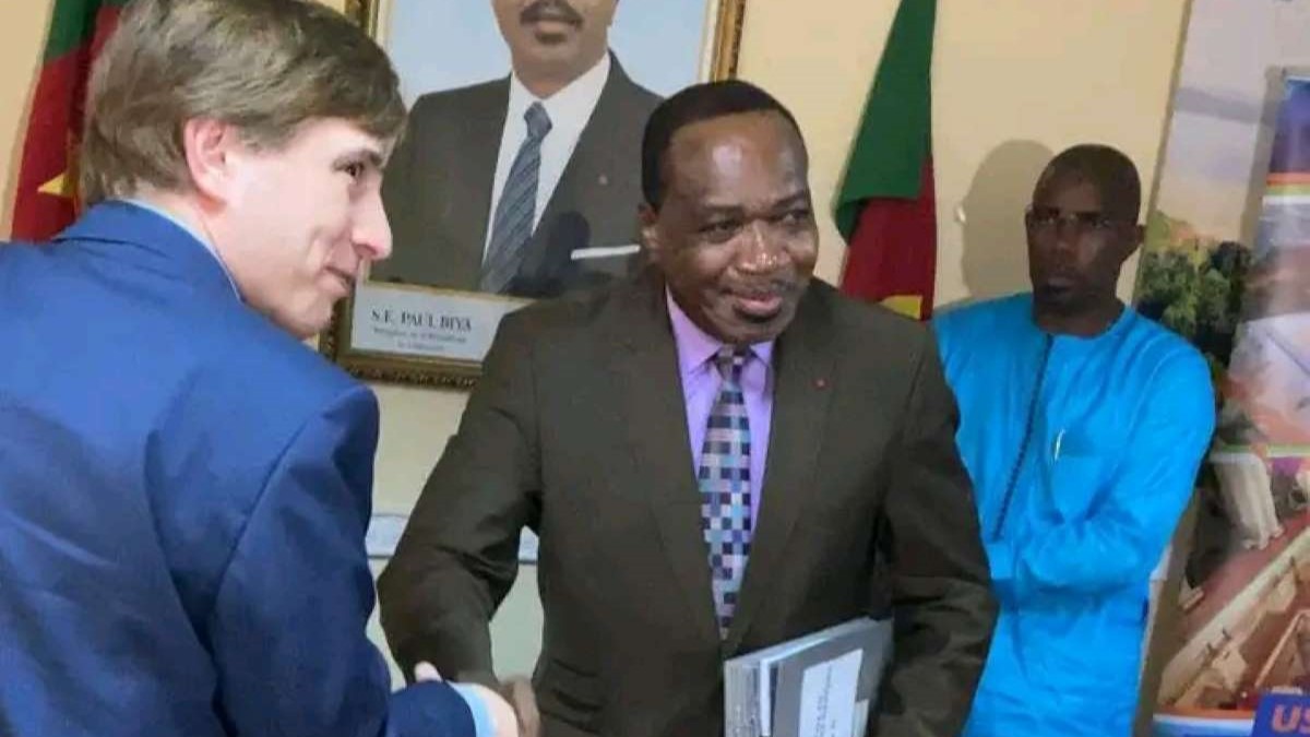 Le-presentant-dISL-et-le-directeur-dEDC-Theodore-Nsangou