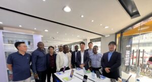 Simon Lee, Ceo de Samsung Electronics Africa en visite à Glotelho Cameroun