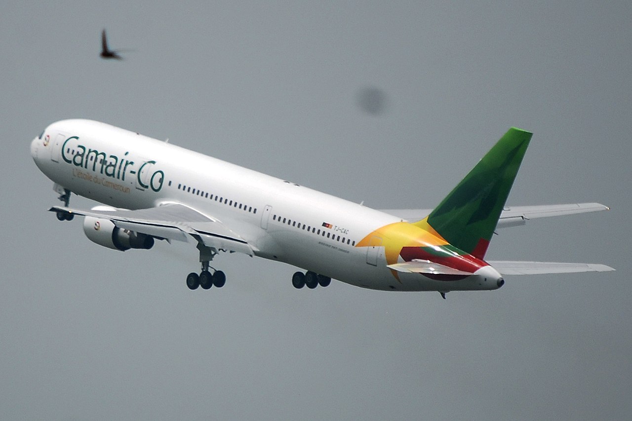 1280px-Avion_camerounais_dans_les_airs