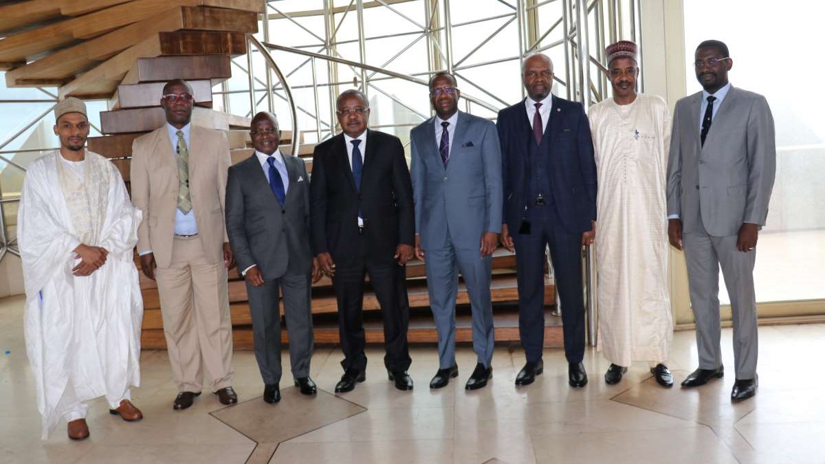 Le-gouverneur-de-la-Beac-au-milieu-en-costume-gris-avec-a-sa-droite-le-DG-de-la-CDEC-et-les-representants-de-la-Cobac