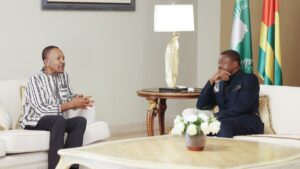 Le-Camerounais-Paul-Kammogne-Fokam-PCA-de-Afriland-First-Group-a-gauche-lors-dune-audience-avec-le-president-togolais-Faure-Gnassingbe