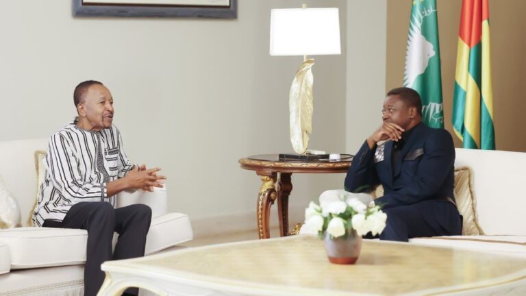 Le-Camerounais-Paul-Kammogne-Fokam-PCA-de-Afriland-First-Group-a-gauche-lors-dune-audience-avec-le-president-togolais-Faure-Gnassingbe