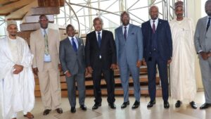 Le-gouverneur-de-la-Beac-en-coustume-gris-et-le-DG-de-la-CDEC-a-sa-droite-entoures-de-cadres-de-la-Beac