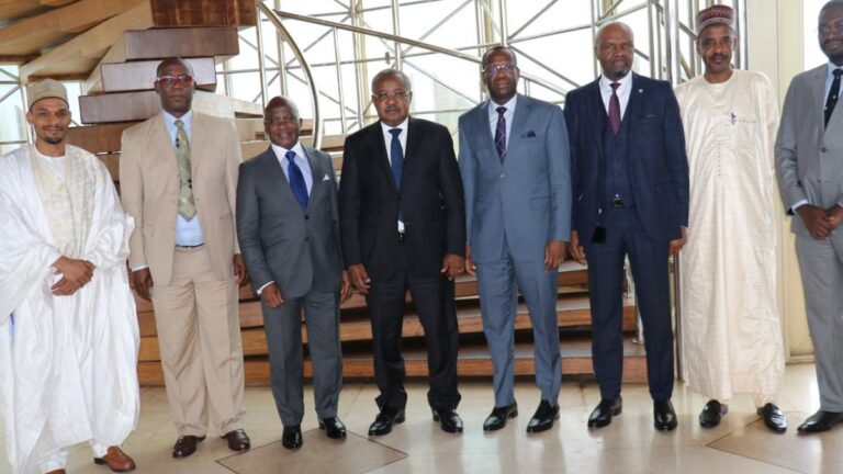 Le-gouverneur-de-la-Beac-en-coustume-gris-et-le-DG-de-la-CDEC-a-sa-droite-entoures-de-cadres-de-la-Beac