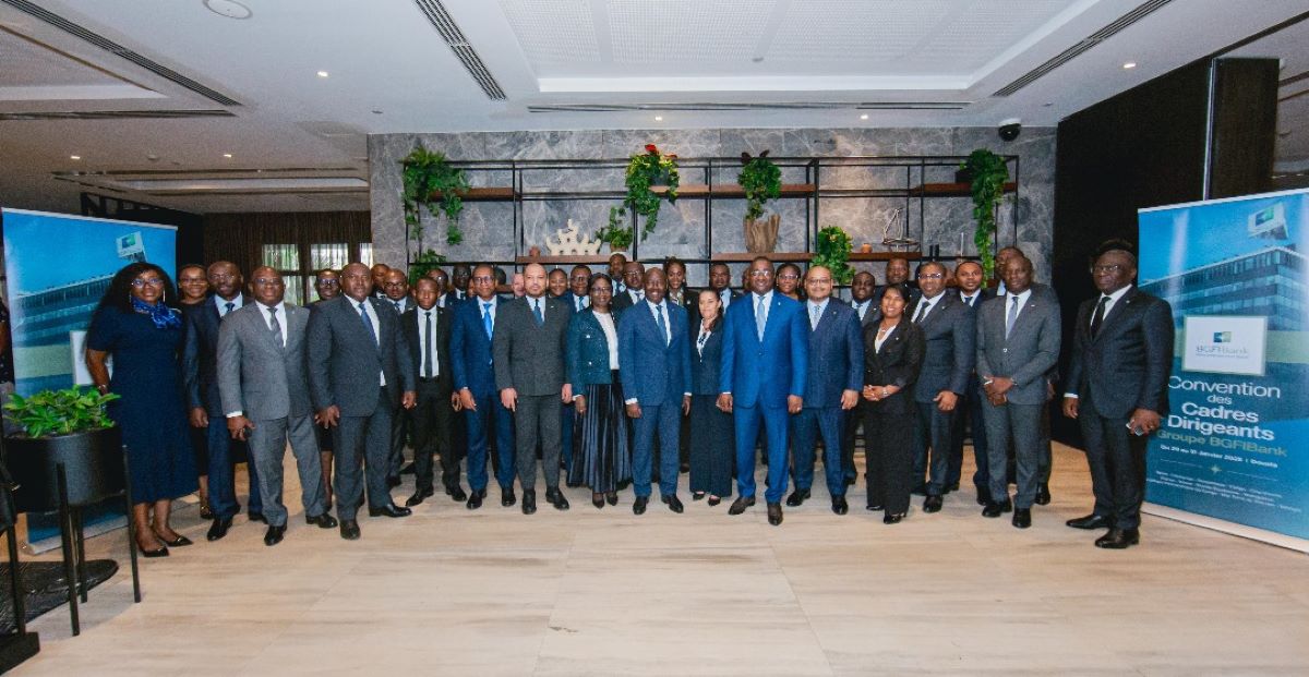 Photo-de-famille-autour-du-patron-du-groupe-BGFIBank-Henri-Claude-Oyima