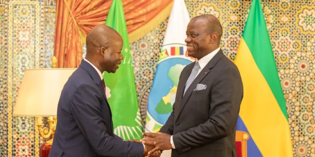 Le-Fondateur-de-Coris-Bank-Idrissa-Nassa-a-gauche-et-le-president-de-transition-du-Gabon-Oligui-Nguema