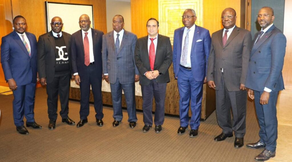 Photo-de-famille-entre-les-membres-de-la-delegation-du-ministere-des-Finances-du-Cameroun-et-un-investisseur-etranger