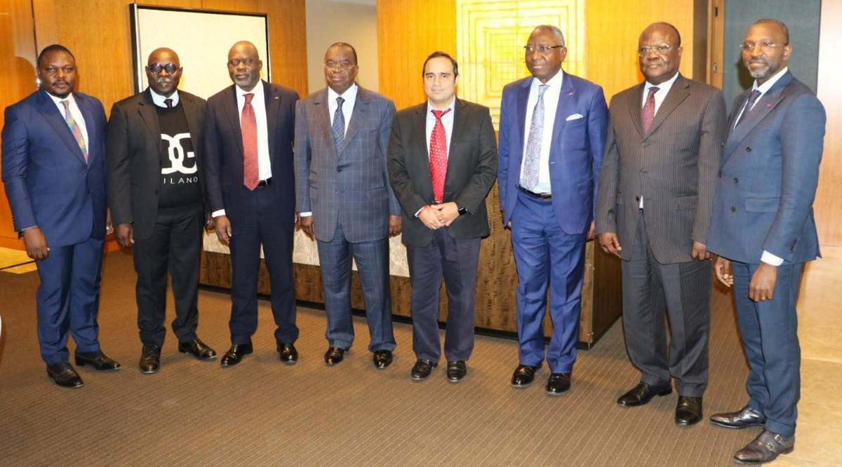 Photo-de-famille-entre-les-membres-de-la-delegation-du-ministere-des-Finances-du-Cameroun-et-un-investisseur-etranger