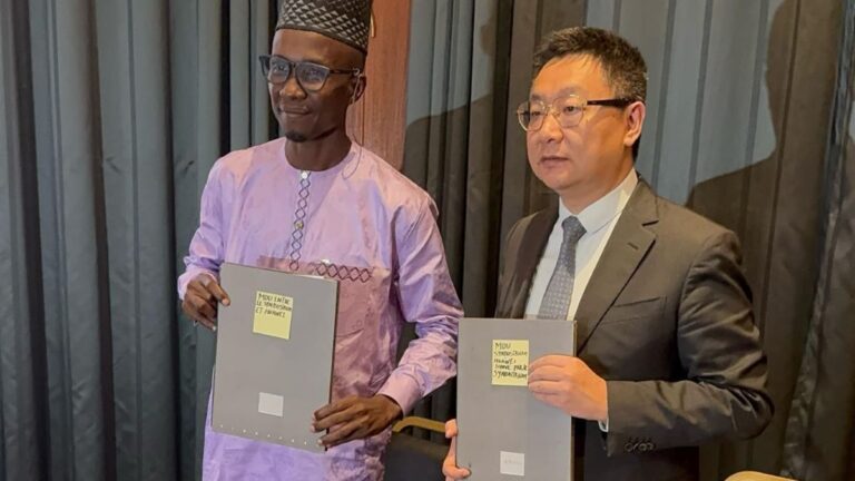 Samuel-Nkondo-president-Syndustricam-et-M.-Xiao-president-Huawei-Digital-Power