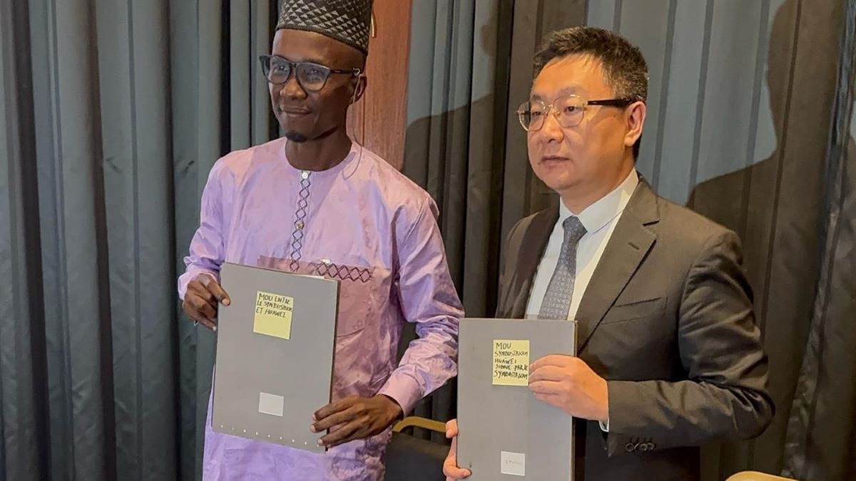 Samuel-Nkondo-president-Syndustricam-et-M.-Xiao-president-Huawei-Digital-Power