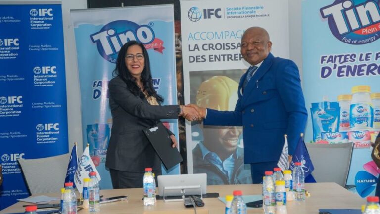 Martin-Ngouchet-PDG-de-Ngouchet-et-Dahlia-Khalifa-Directrice-AC-et-AO-a-lIFC-signent-laccord-de-partenariat