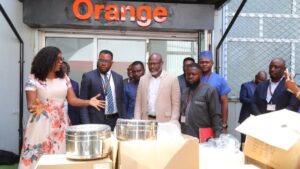 Le-DG-de-Orange-Cameroun-au-centre-lors-de-la-remise-du-don-de-materiel