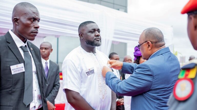 Remise-de-medailles-au-personnel-de-ACERO-METALs