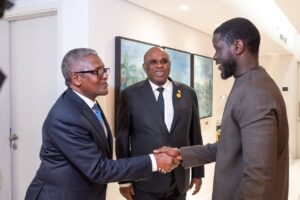 Senegal-Le-President-Bassirou-Diomaye-Faye-recoit-Aliko-Dangote-et-le-Dr-Okey-Oramah-pour-des-discussions-sur-les-secteurs-de-lenergie