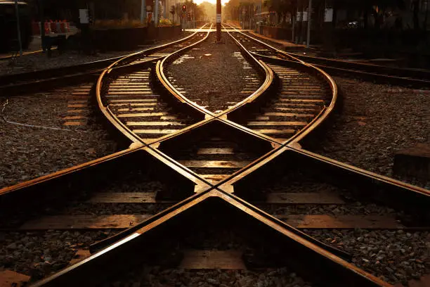 voie-ferree-avec-aiguillage-et-echangeur-et-immeuble-de-grande-hauteur-dans-la-ville-de-hong