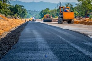 installation-nouveau-trottoir-asphalte-par-ouvriers-machines-chantier-autoroute_937679-57171