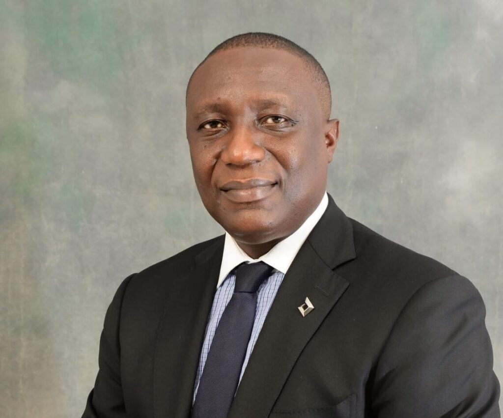 jude-anele-directeur-general-uba-cameroun-portrait-projecteur-magazine-1140x947