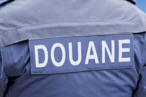 2747425-le-controleur-des-douanes-verifie-et-assure-le-respect-des-regulations-douanieres-original