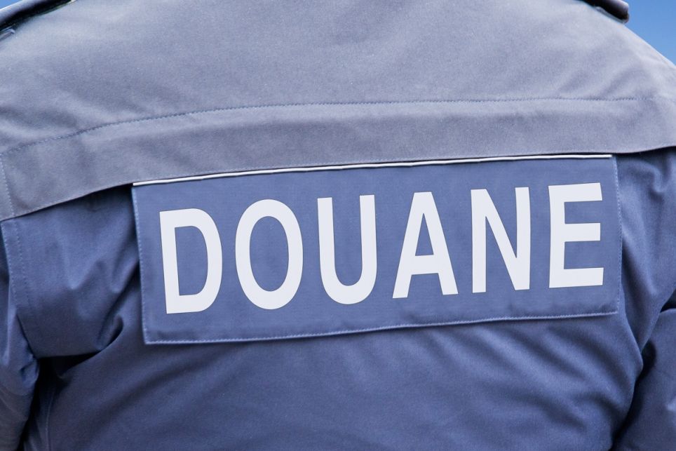 2747425-le-controleur-des-douanes-verifie-et-assure-le-respect-des-regulations-douanieres-original
