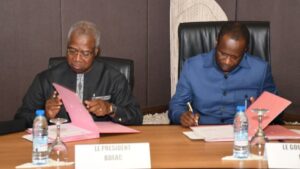 Le-president-de-la-BDEAC-et-le-gouverneur-de-la-BEAC-signent-une-convention-de-financement-
