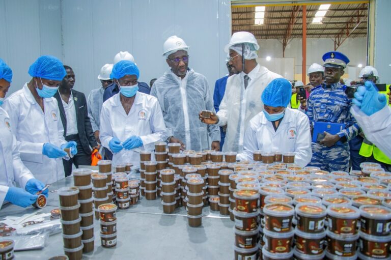 cote-divoire-inauguration-dune-usine-de-transformation-de-cacao-a-divo_xlsr8ayxjds