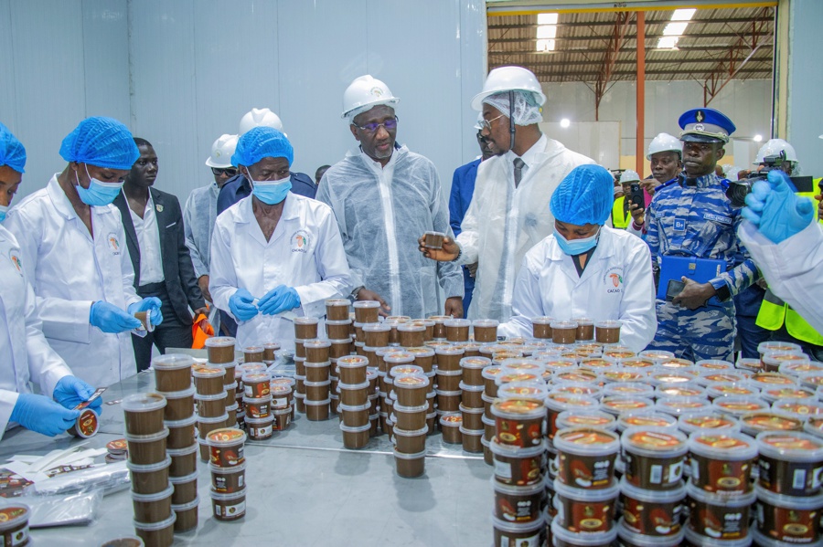 cote-divoire-inauguration-dune-usine-de-transformation-de-cacao-a-divo_xlsr8ayxjds