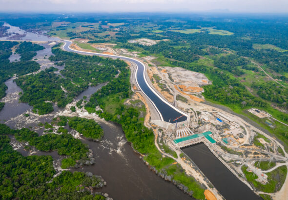 Vue aerienne du barrage hydroelectrique de Natchigal