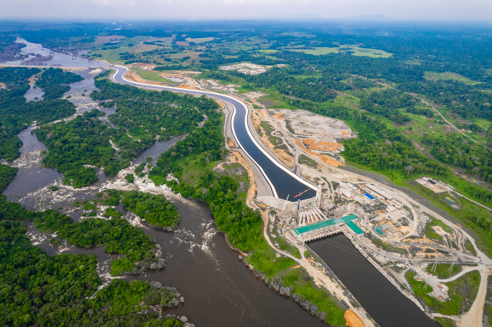 Vue aerienne du barrage hydroelectrique de Natchigal