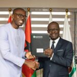 Echange de parapheurs entre George Agyekum Donkor, président de la BIDC, et Christian Kammogne Fogaing, directeur général d’Afriland First Bank Côte d’Ivoire.