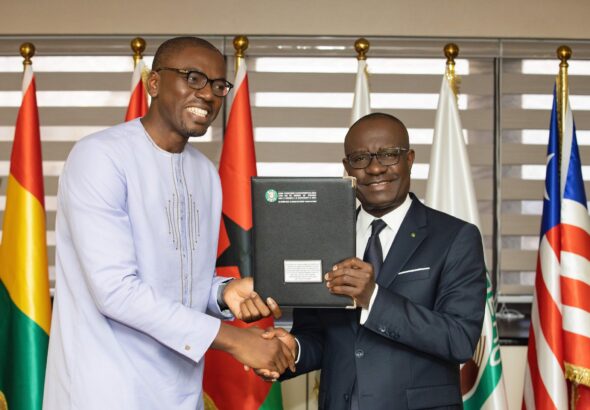 Echange de parapheurs entre George Agyekum Donkor, président de la BIDC, et Christian Kammogne Fogaing, directeur général d’Afriland First Bank Côte d’Ivoire.