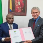 De la gauche vers la droite, Philippe Tonangoye, Ministre de l’Accès Universel à l’Eau et à l’Énergie, et l’un des responsables de la société Desiba Enerji, partenaire technique et financier du projet.