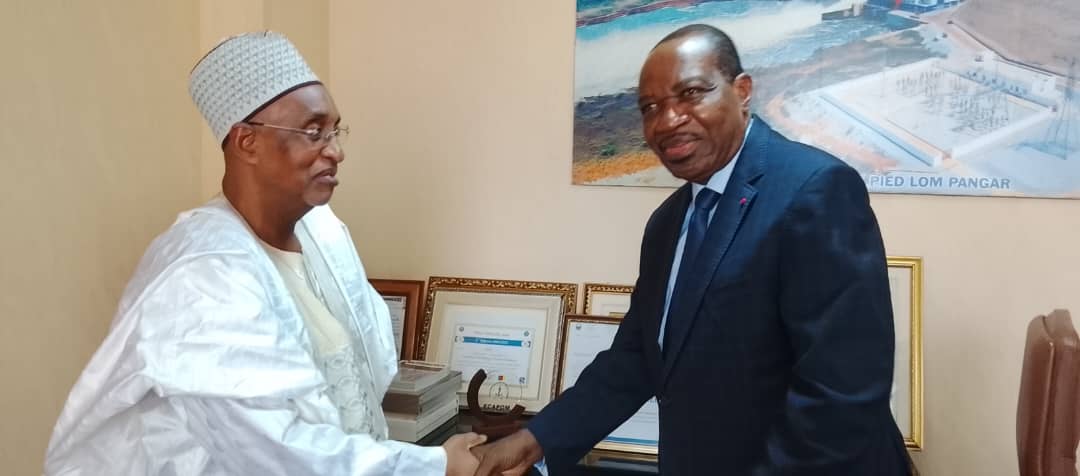 Dr Théodore Nsangou, Directeur général de Electricity Development Corporation (EDC) et Aliou Issa, Président du Conseil régional de l’Adamaoua.