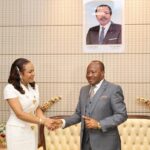 Poignée de main entre Théodore Datouo, président de l’Assemblée nationale, et Nathalie Moudiki, conseillère n°2 de la SNH et présidente du conseil d’administration du projet.