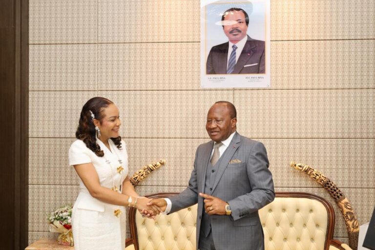 Poignée de main entre Théodore Datouo, président de l’Assemblée nationale, et Nathalie Moudiki, conseillère n°2 de la SNH et présidente du conseil d’administration du projet.