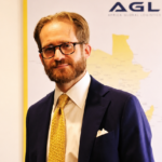 300 collaborateurs d'Africa Global Logistics (AGL) Cameroun ont reçu des médailles d'honneur du travail en argent, vermeil et or, remises par le ministre du Travail et de la Sécurité sociale.
