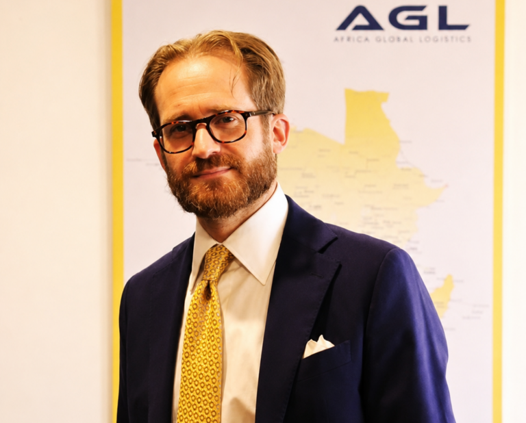 300 collaborateurs d'Africa Global Logistics (AGL) Cameroun ont reçu des médailles d'honneur du travail en argent, vermeil et or, remises par le ministre du Travail et de la Sécurité sociale.