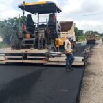 À Yaoundé, les travaux de mise en œuvre de la couche de roulement ont repris le 30 juin 2026 sur la Pénétrante Nord, au PK18.