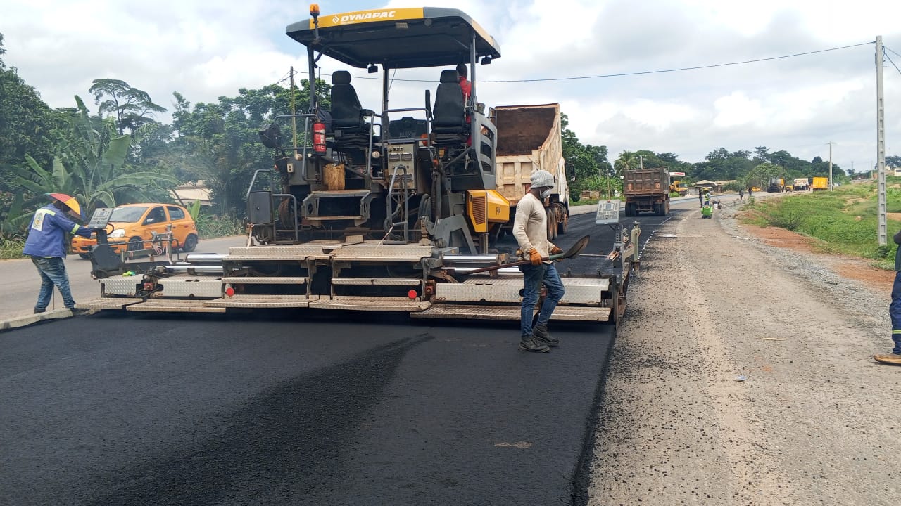 À Yaoundé, les travaux de mise en œuvre de la couche de roulement ont repris le 30 juin 2026 sur la Pénétrante Nord, au PK18.