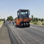 Sur l’axe Mora–Dabanga–Kousseri, au nord du Cameroun, l’entreprise SOTCOCOG intensifie depuis fin juin 2026 les travaux de chaussée sur la section Mora–Tchakamari.