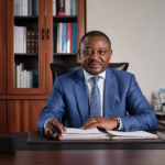 Les Aéroports du Cameroun (ADC) ont publié des résultats contrastés pour 2025. Malgré un chiffre d’affaires quasi stable, l’entreprise publique enregistre un recul de 72 % de son bénéfice net, conséquence de la fin des effets comptables liés à la créance Camair-Co et d’une hausse des charges d’exploitation.