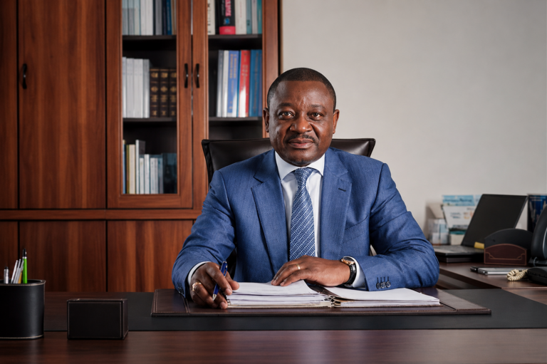 Les Aéroports du Cameroun (ADC) ont publié des résultats contrastés pour 2025. Malgré un chiffre d’affaires quasi stable, l’entreprise publique enregistre un recul de 72 % de son bénéfice net, conséquence de la fin des effets comptables liés à la créance Camair-Co et d’une hausse des charges d’exploitation.