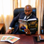Couverture de l'ouvrage Le Protocole de Yaoundé (NOÉ) d'Abdel Akimi Ngapout Ngouh, inspecteur du Trésor et expert en finances publiques, consacré à la souveraineté économique, monétaire et numérique du Cameroun.