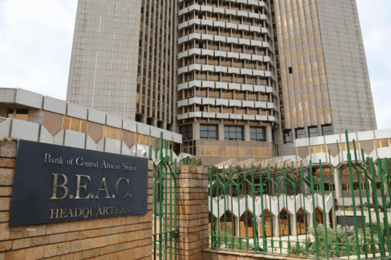 La Banque des États de l'Afrique centrale (BEAC) a lancé, le 29 juillet 2026 à Douala, un code QR interopérable destiné aux six pays de la CEMAC.