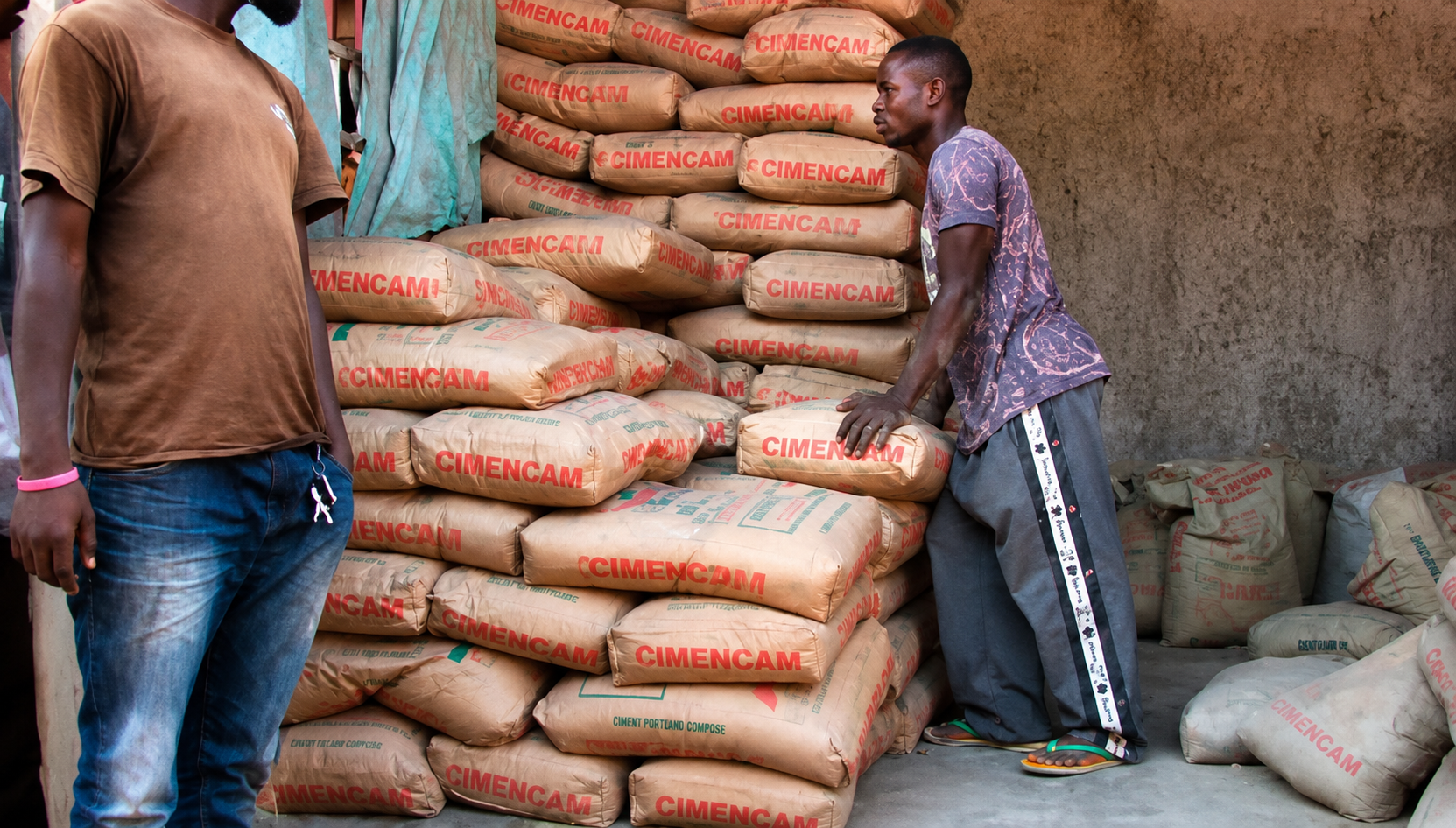 Des sacs de ciment et du clinker destinés à l'exportation, illustrant la montée des livraisons chinoises vers le Cameroun dans un contexte de recul de la demande intérieure en Chine.
