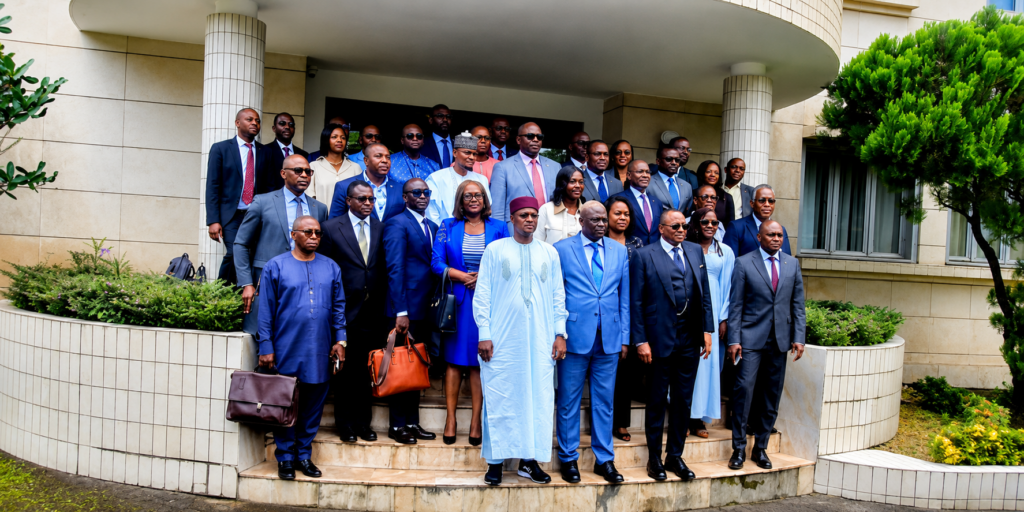 Roger Athanase Meyong Abath, directeur général des Impôts, échange avec les responsables de la CCIMA et du secteur privé à Douala dans le cadre des consultations sur la Loi de finances 2027.