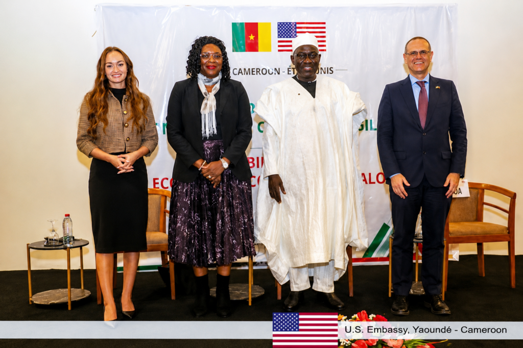 Des représentants du Cameroun et des États-Unis lors du premier Dialogue économique et commercial bilatéral à Yaoundé, marqué par l'annonce de près de 7 milliards de dollars d'opportunités d'investissement.