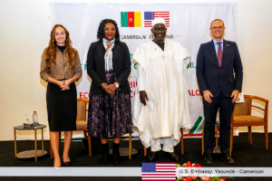 Des représentants du Cameroun et des États-Unis lors du premier Dialogue économique et commercial bilatéral à Yaoundé, marqué par l'annonce de près de 7 milliards de dollars d'opportunités d'investissement.