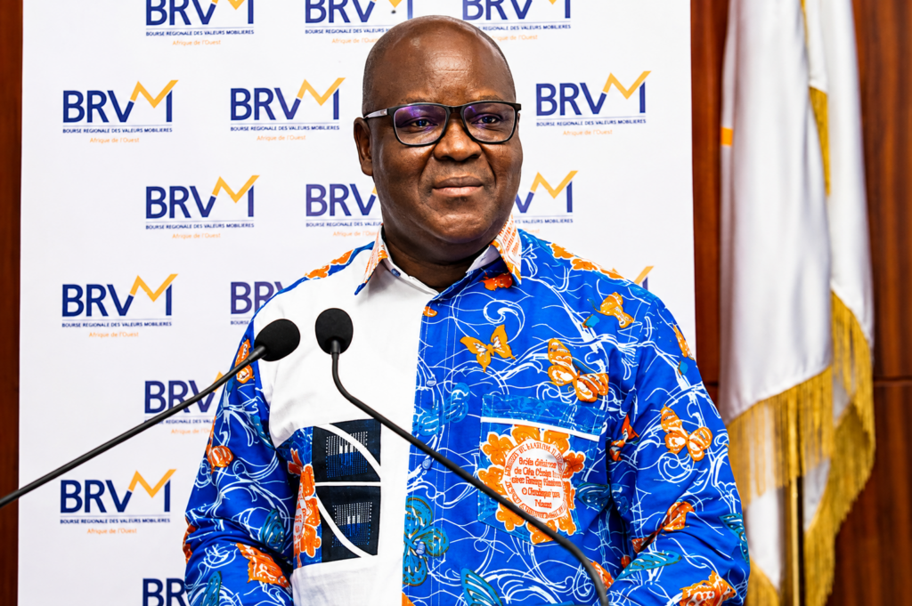 Dr Edoh Kossi Amenounve, directeur général de la Bourse Régionale des Valeurs Mobilières (BRVM), lors d'une intervention institutionnelle à Abidjan. Sous sa direction, la BRVM a franchi le seuil historique de 20 000 milliards de FCFA de capitalisation boursière en août 2026, illustrant la montée en puissance des marchés financiers de l'UEMOA.