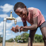 Des équipements neufs réceptionnés par CAMWATER dans une station de production d’eau potable à Yaoundé pour renforcer le pompage et intégrer les 300 000 m³/jour produits par le PAEPYS.