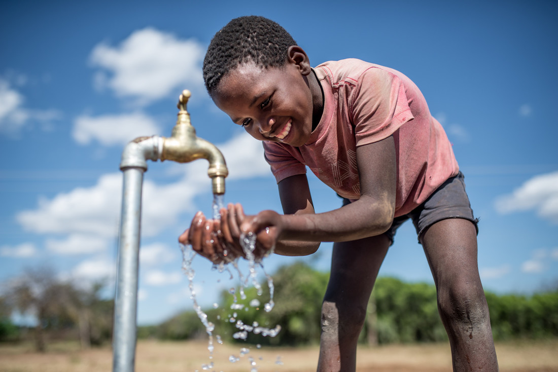 Des équipements neufs réceptionnés par CAMWATER dans une station de production d’eau potable à Yaoundé pour renforcer le pompage et intégrer les 300 000 m³/jour produits par le PAEPYS.
